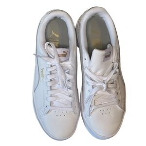 NWOT PUMA Women's Jada Dboss tennis shoes.